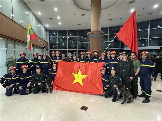 Les secouristes du ministère vietnamien de la Sécurité publique arrivent au Myanmar. Photo : VNA.
