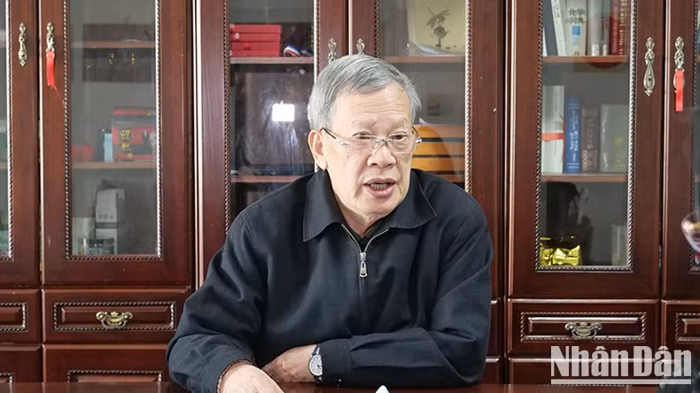 M. Líng Déquán est un universitaire chevronné, ancien chef du bureau de l'agence de presse Xinhua à Hanoï, avec plus de 18 années d'études et de travail au Vietnam. Il est considéré comme un « vieil ami » du Vietnam et a grandement contribué à la promotion du partenariat stratégique intégral entre les deux pays. Photo : Huu Hung/NDEL.