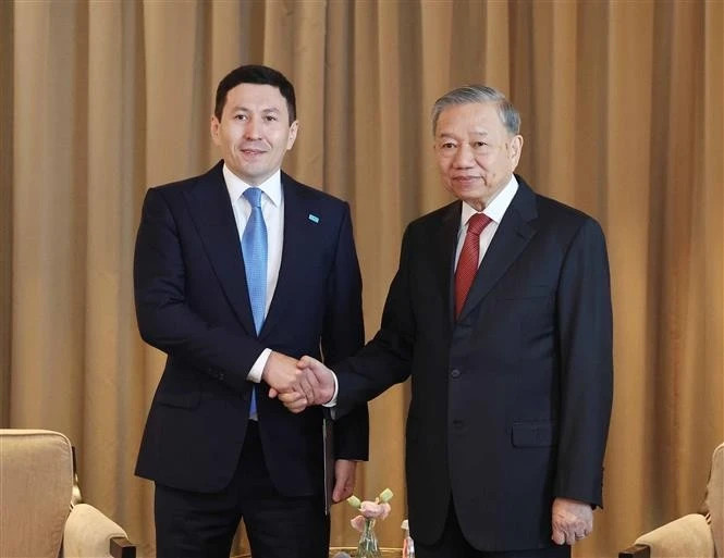 Le secrétaire général du Parti communiste du Vietnam (PCV) To Lam (droite) et le directeur général du Fonds national d'investissement du Kazakhstan. Photo : VNA.