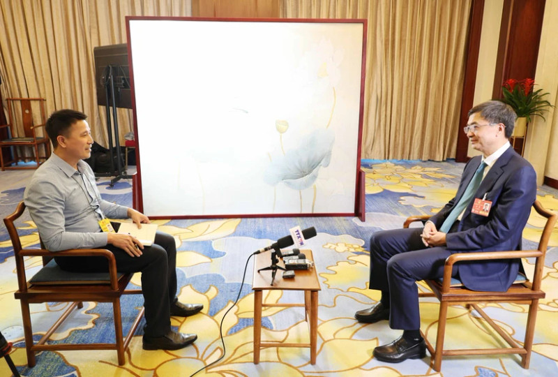 Chen Gang, membre du Comité central du PCC et secrétaire du Comité du PCC de la région autonome Zhuang du Guangxi (droite) lors de l'interview accordée à la VNA. Photo : VNA.
