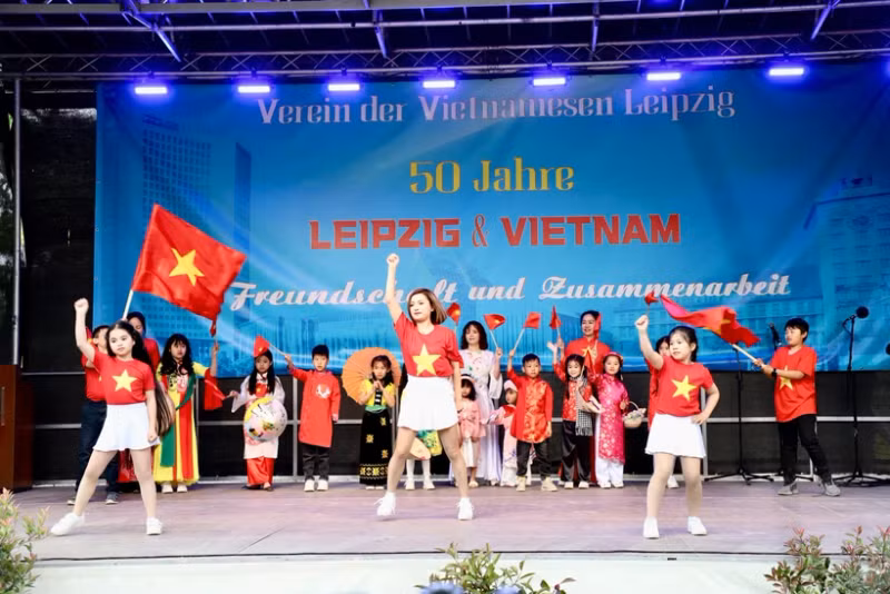 Un numéro artistique d'enfants vietnamiens dans le cadre de la « Journée de la culture vietnamienne » au zoo de Leipzig. Photo : VNA.