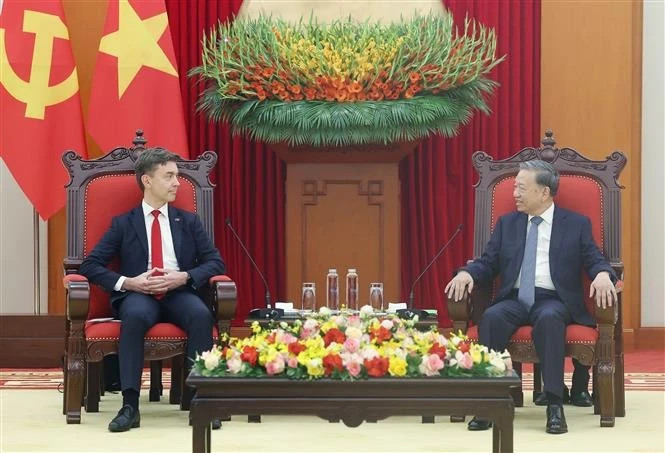 Le secrétaire général du Parti Tô Lâm (droite) et l'ambassadeur de l'Union européenne (UE) au Vietnam, Julien Guerrier. Photo : VNA.