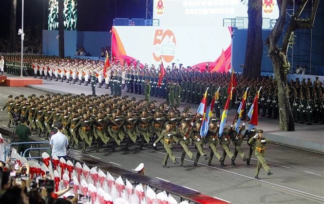 La répétition préliminaire au niveau national a réuni 25 formations militaires et de milices, 17 formations de police, 12 formations d’organisations de masse, ainsi que des forces militaires de Chine, du Laos et du Cambodge. Photo : VNA