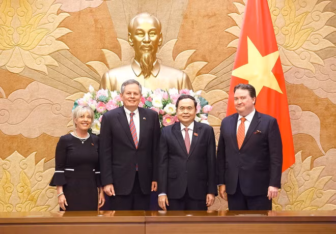 Le président de l'AN Tran Thanh Man (2e à partir de la droite) et le sénateur américain Steven David Daines (2e à partir de la gauche). Photo: VNA