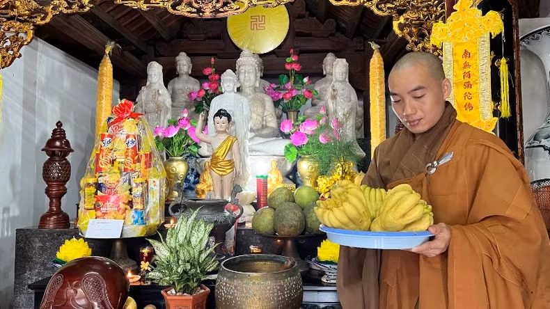 Le moine supérieur prépare la cérémonie d'offrande. Le moine supérieur prépare la cérémonie d'offrande.