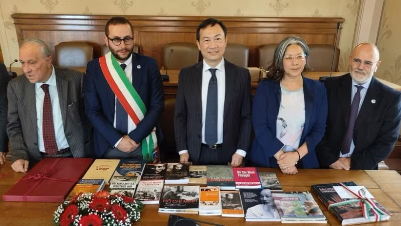 L'ambassadeur du Vietnam en Italie, Duong Hai Hung (au milieu), remet des livres sur le Président Hô Chi Minh à Masciano. Photo : VNA.