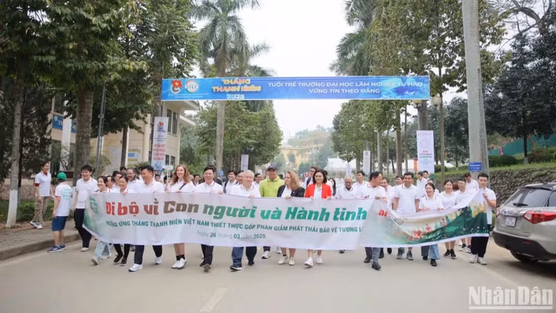 Mille jeunes ont marché “Pour les Hommes et la Planète”