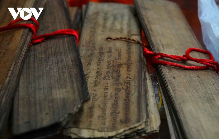 Des documents anciens sur des feuilles de buông. Photo : Hồng Phương/VOV.