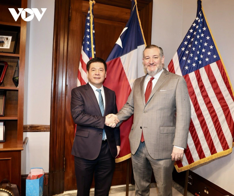 Nguyen Hong Dien (à gauche), ministre de l’Industrie et du Commerce et chef de la délégation gouvernementale de négociation, a rencontré le sénateur Ted Cruz, président de la Commission du commerce du Sénat. Photo : VNA.