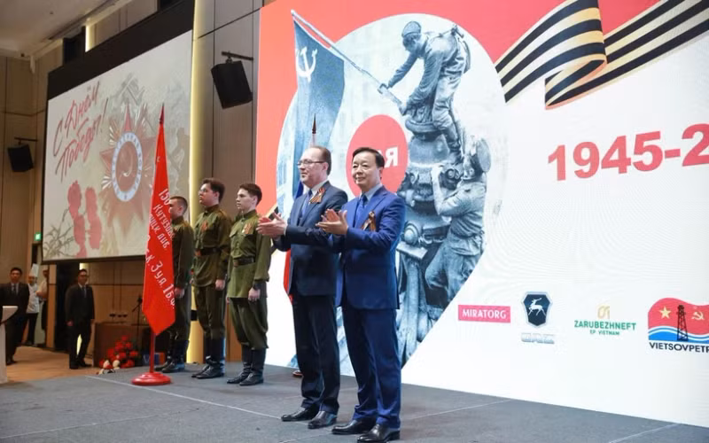 Le vice-Premier ministre Tran Hong Ha (1er à droite) à la réception en commémoration du 80e anniversaire de la Victoire dans la Grande Guerre patriotique (9 mai 1945 - 9 mai 2025),