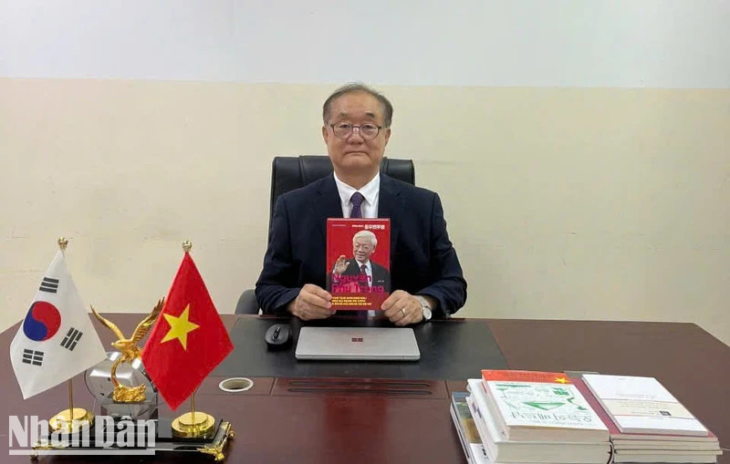 Professeur-docteur Ahn Kyong-Hwan.