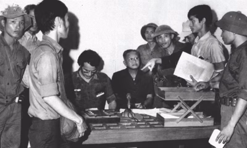 Le 30 avril 1975, à midi, le président Duong Van Minh et son cabinet devant les micros de Radio de Saigon pour déclarer leur capitulation inconditionnelle. Photo : VNA/CVN