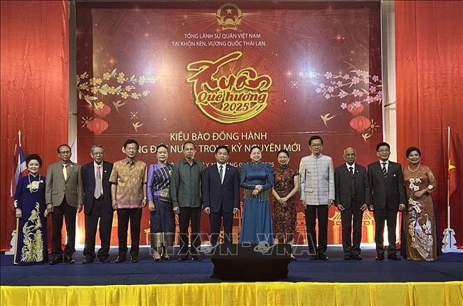 Le consul général Dinh Hoang Linh (au milieu) et son épouse avec des invités lors de l'événement. Photo: VNA