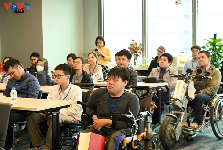 De nombreux jeunes handicapés participent aux cours d’alphabétisation numérique, organisés en présentiel et en ligne. Photo : Phuong Thoa/VOV.