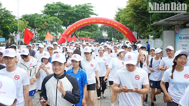 Des membres de l'Union de la Jeunesse ont participé à la course "La jeunesse vietnamienne dit non au tabac".
