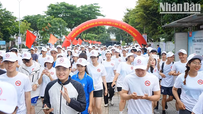 Des membres de l'Union de la Jeunesse ont participé à la course "La jeunesse vietnamienne dit non au tabac".
