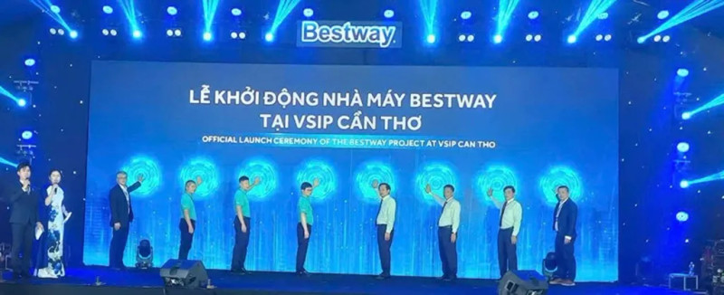 Les autorités de la ville de Cân Tho, les investisseurs et les délégués lors de la cérémonie d'inauguration de l'usine Bestway au parc industriel VSIP de Cân Tho. Photo : VNA/CVN