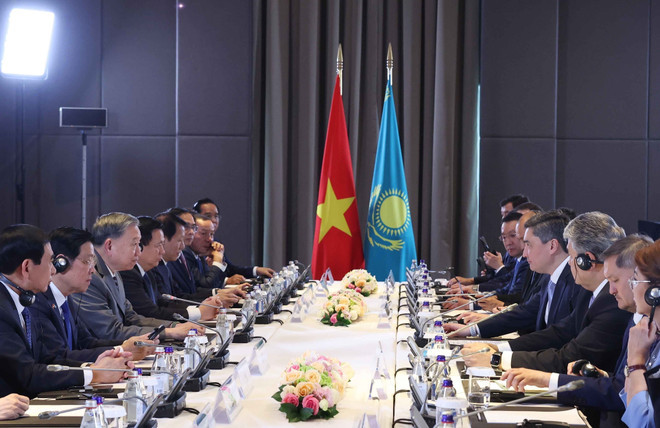  Entrevue entre le secrétaire général du Parti communiste du Vietnam, To Lam et le président du Mazhilis, Yerlan Koshanov, à Astana, le 6 mai 2025. Photo : VNA.