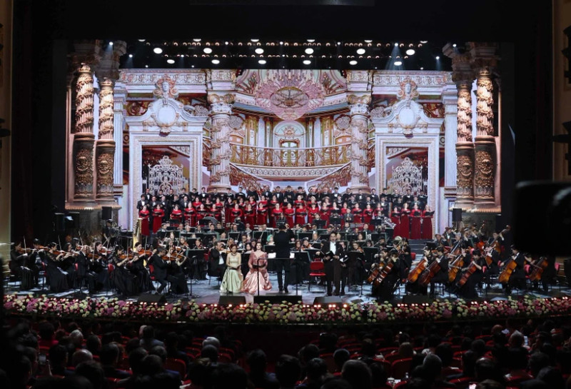 Le chef du Parti assiste à un concert d'amitié Vietnam-Kazakhstan