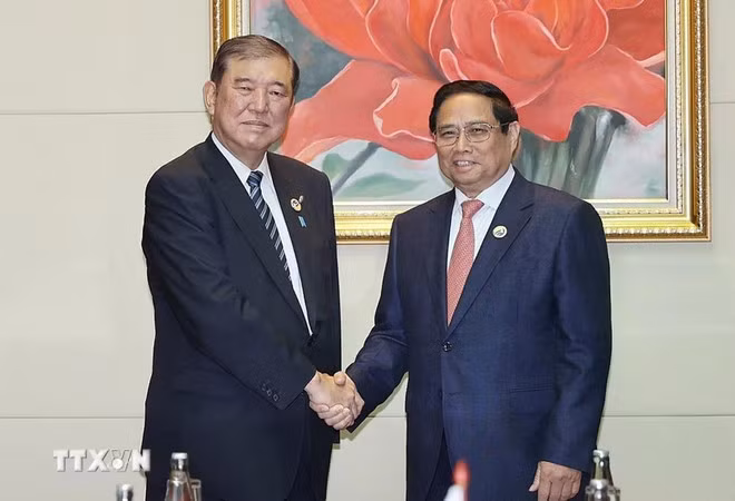 Le Premier ministre vietnamien Pham Minh Chinh (droite) et son homologue japonais Ishiba Shigeru.