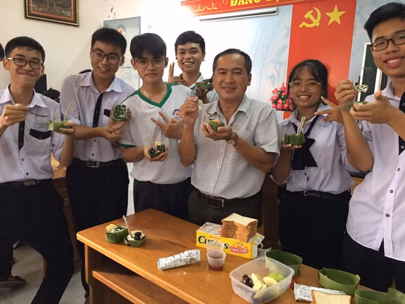Nguyên Hoàng Phu (3e à droite) et ses élèves.