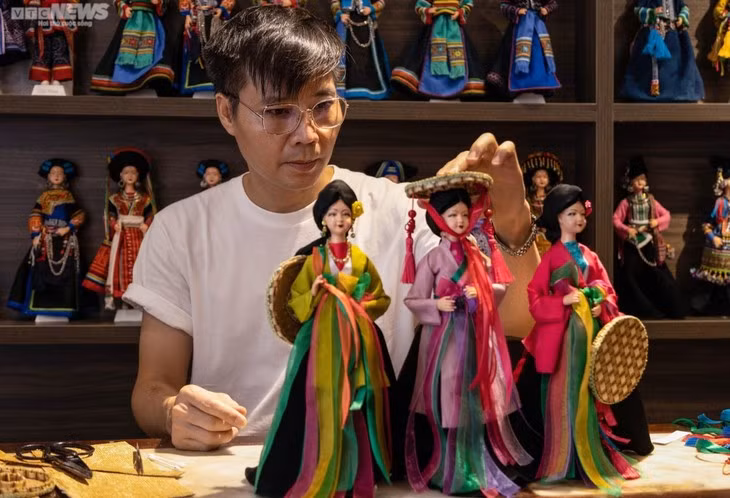 Nguyên Hoàng Anh a créé 60 costumes représentant 46 groupes ethniques ainsi que de nombreuses tenues traditionnelles de différentes régions du Vietnam. Photo : VTC News.
