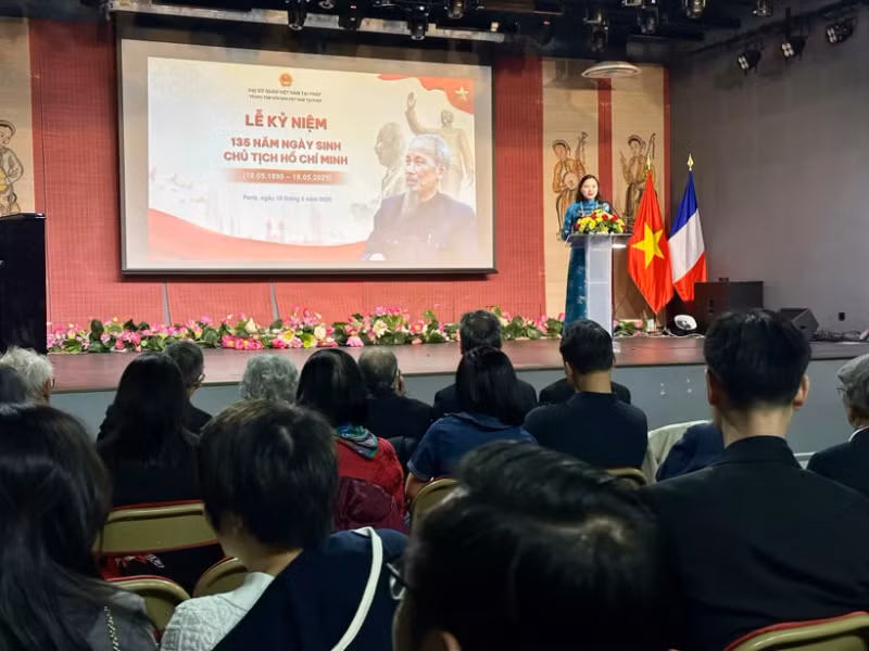 De nombreuses activités commémoratives pour le 135e anniversaire de la naissance du Président Hô Chi Minh en France