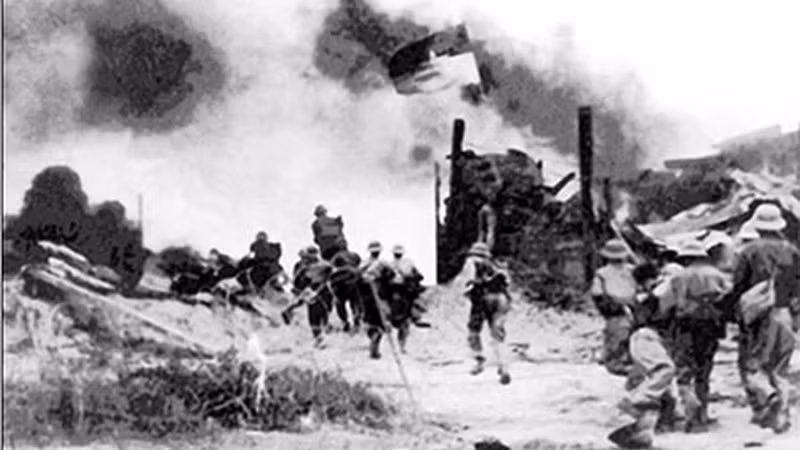 Les soldats de la Division 320A (Corps d'armée 3) prennent d'assaut la base de Dông Du, le 29 avril 1975. Photo : Archives/VNA.