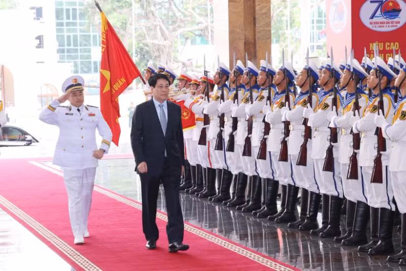 Le président de la République Luong Cuong (à droite) assiste à la cérémonie marquant le 70e anniversaire de la fondation de la Marine populaire vietnamienne à Hai Phong, le 7 mai. Photo: VNA