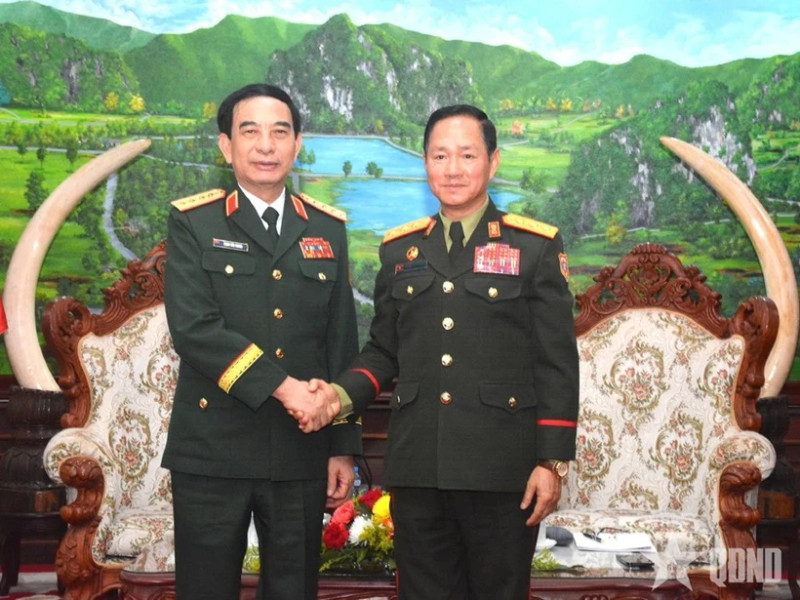 Le général Phan Van Giang (à gauche) et le général de corps d’armée Khamliang Outhakaysone se serrent la main, à Vientiane. Photo : qdnd.vn