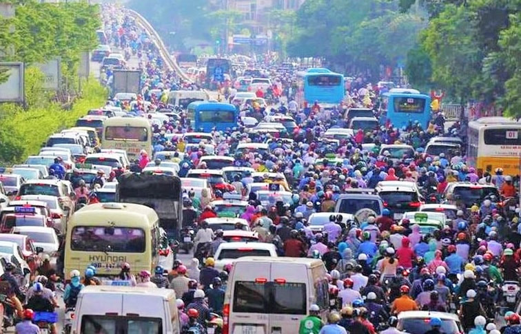 L'augmentation rapide des véhicules personnels est l'une des causes de la pollution atmosphérique. Photo : HNM.