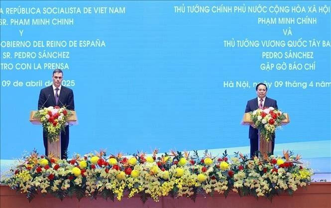 Le Premier ministre vietnamien Pham Minh Chinh et son homologue espagnol Pedro Sanchez co-président le 9 avril à Hanoï une conférence de presse conjointe. Photo : VNA.