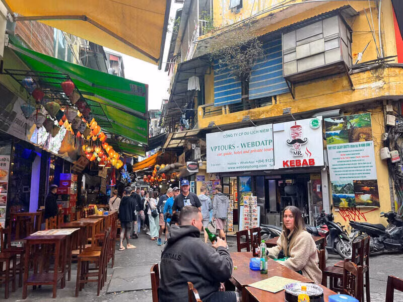 Les touristes sont impressionnés par la cuisine de rue vietnamienne. Photo : laodong.vn
