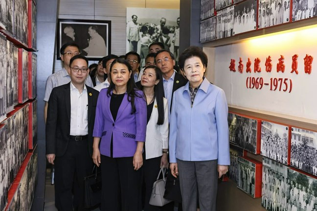 La délégation en visite de l'hôpital Nan Xi Shan. Photo : thoidai.com.vn