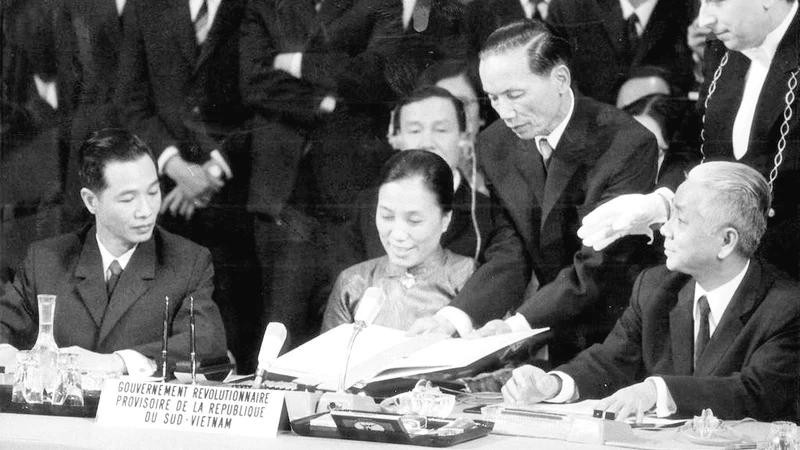Le 27 janvier 1973, au Centre des conférences internationales à Paris (France), Nguyen Thi Binh, ministre des Affaires étrangères du Gouvernement révolutionnaire provisoire de la République du Sud Vietnam, a signé les Accords de Paris mettant fin à la guerre et rétablissant la paix au Vietnam. Photo d’archives.