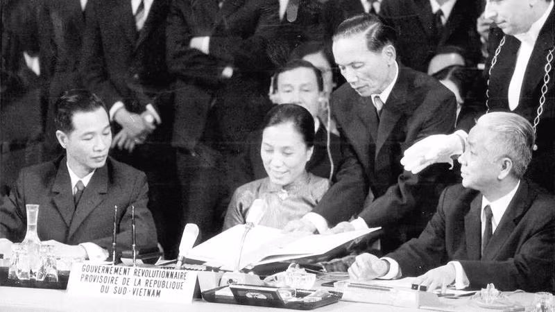 Le 27 janvier 1973, au Centre des conférences internationales à Paris (France), Nguyen Thi Binh, ministre des Affaires étrangères du Gouvernement révolutionnaire provisoire de la République du Sud Vietnam, a signé les Accords de Paris mettant fin à la guerre et rétablissant la paix au Vietnam. Photo d’archives.