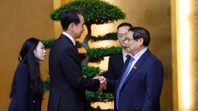 Le Premier ministre Pham Minh Chinh (à droite) et l'ambassadeur de Chine au Vietnam, He Wei. Photo : NDEL.