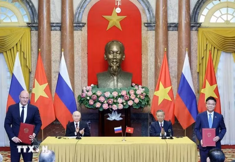 Le secrétaire général du Parti communiste du Vietnam (PCV), To Lam et le président russe Vladimir Poutine assistent à la cérémonie de remis des documents de coopération le 20 juin 2024. Photo: VNA