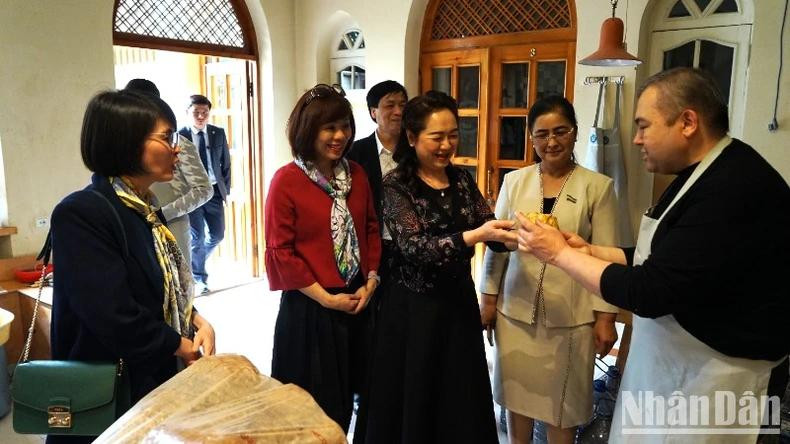 Le fils de l'artiste céramiste Akbar Rakhimov présente à Nguyen Thi Thanh Nga la culture céramique traditionnelle de la famille et s'est efforcé de transmettre l'artisanat à la jeune génération. Photo : NDEL.
