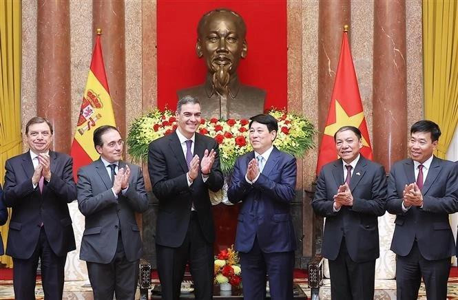 Le président vietnamien Luong Cuong (3e de droite à gauche) reçoit le Premier ministre d'Espagne, Pedro Sánchez (3e de gauche à droite). Photo : VNA.