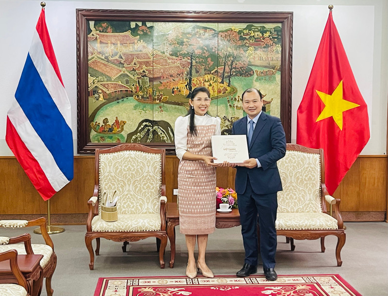 Le vice-ministre permanent de la Culture, des Sports et du Tourisme, Le Hai Binh (à droite) et l'ambassadrice de Thaïlande au Vietnam, Urawadee Sriphiromya. Photo : bvhttdl.gov.vn