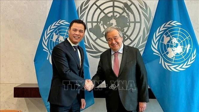 L'ambassadeur Dang Hoang Giang (gauche), chef de la mission permanente du Vietnam auprès des Nations Unies (ONU) et le secrétaire général de l'ONU, António Guterres. Photo : VNA.
