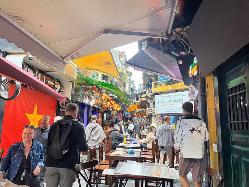 La rue gastronomique dans le vieux quartier de Hanoi est bondée de touristes. Photo : nld.vn
