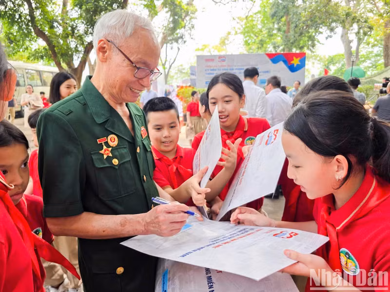 L'exposition interactive organisée par le Journal Nhân Dân n'est pas seulement une occasion de revoir des pages historiques héroïques, mais aussi un pont entre les générations.
