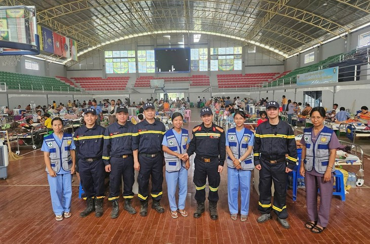 Des secouristes du ministère vietnamien de la Sécurité publique aux côtés de personnels médicaux birmans. Photo : VOV.