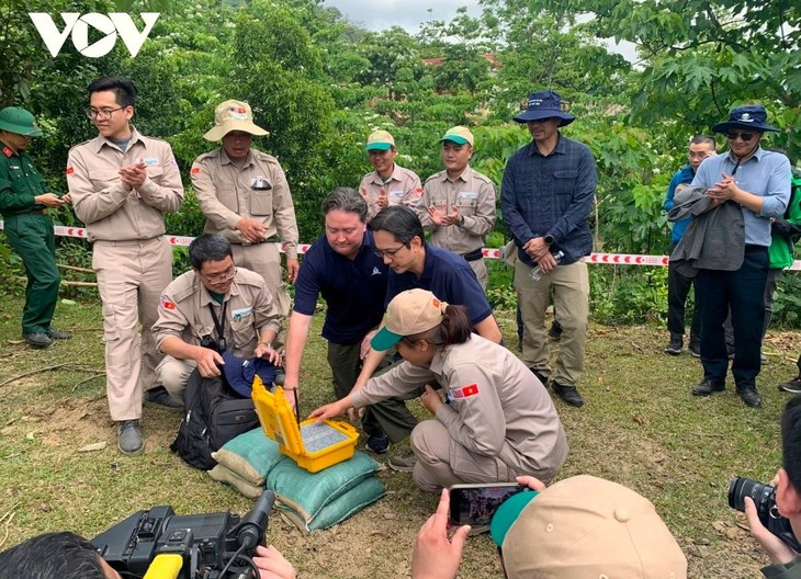 Le vice-ministre vietnamien des Affaires étrangères Dô Hùng Viêt et l'ambassadeur Marc E. Knapper appuyent sur le bouton pour activer une bombe à fragmentation. Photo : VOV.