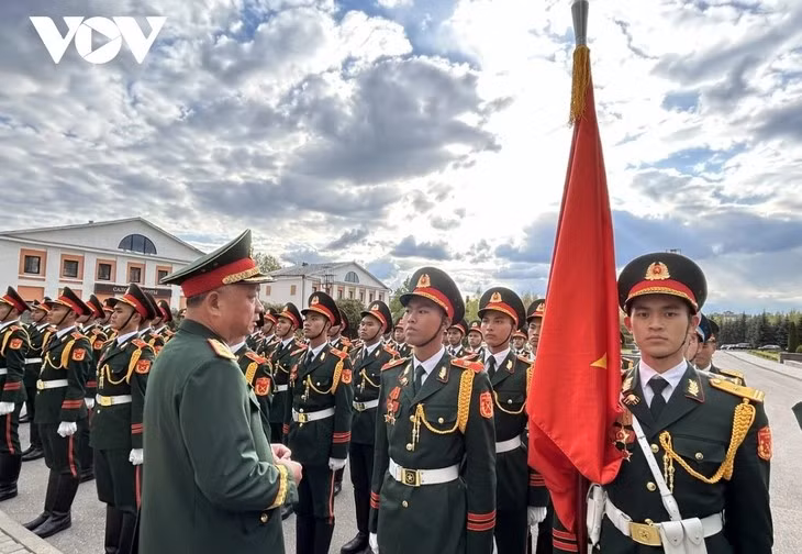 Nguyen Quang Ngoc, chef d’état-major général adjoint de l’Armée populaire du Vietnam, rend visite aux soldats vietnamiens. Photo : VOV.
