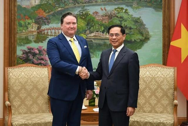 Le vice-Premier ministre Bui Thanh Son (à droite) et l’ambassadeur des États-Unis au Vietnam, Marc E. Knapper, à Hanoi, le 6 avril. Photo : VNA.