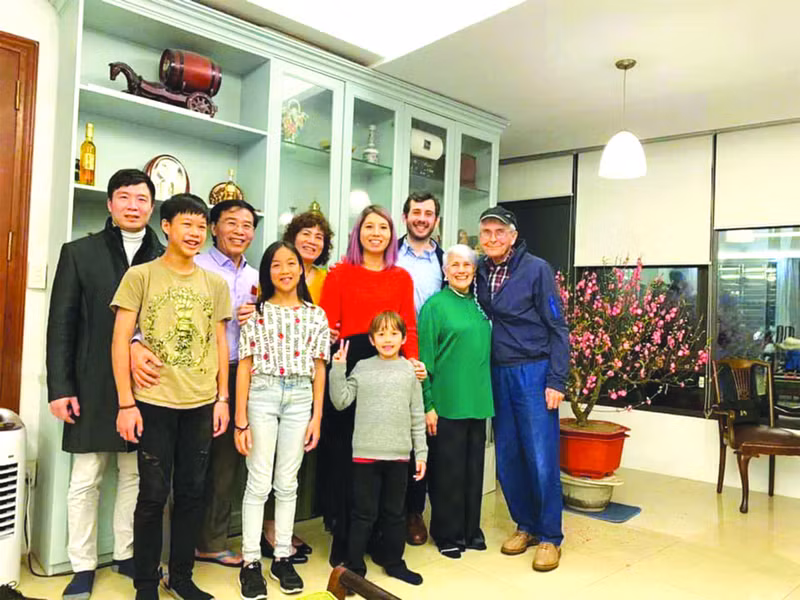 John Sikorski (à l’extrême droite, deuxième rangée) accueille ses parents de Floride, aux États-Unis, au Vietnam, lors du Têt. Photo : thoidai.com.vn