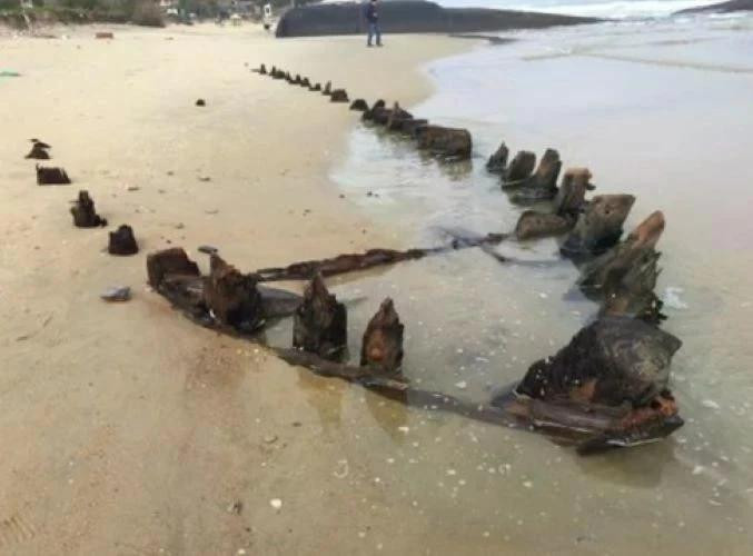 L’ancienne épave de Cam An, découverte le 26 décembre 2023, sur la plage de Thinh My, dans le quartier de Cam An, ville de Hoi An, province de Quang Nam. Photo : VNA.